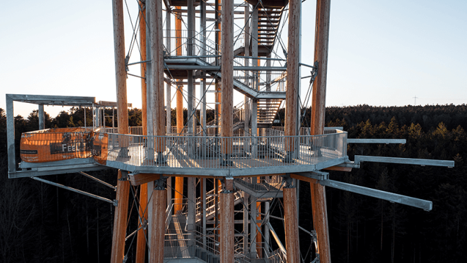 Stahlbau Nägele GmbH hat mithilfe von HiCAD den höchsten Aussichtsturm Deutschlands in Baden-Würtemberg konstruiert, ein Gerüst aus Stahl und Lärchenholz mit drei Besucherplattformen