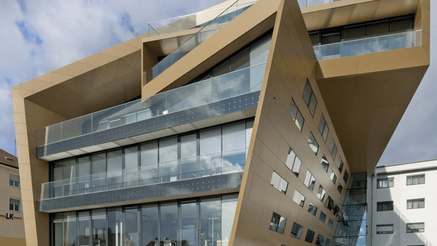 La société TESIGN - ALU | STAHL | GLAS | DESIGN GmbH utilise le système de CAO du groupe ISD comme logiciel de planification pour toutes les enveloppes de bâtiments, comme le montre ici l'exemple de la façade de la Reifeisenkasse Burgenland.