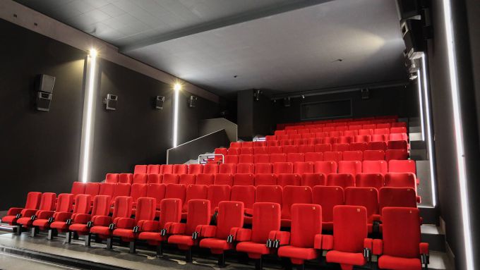 Der Saal 5 in der Sihlcity Arena mit den roten Sitzen verfügt über den ersten Cinema-LED-Screen in Europa und dem ersten weltweit in 4K 3D. Mit HiCAD wurde das Traggerüst für die Leinwand konstruiert, erstellt und montiert.