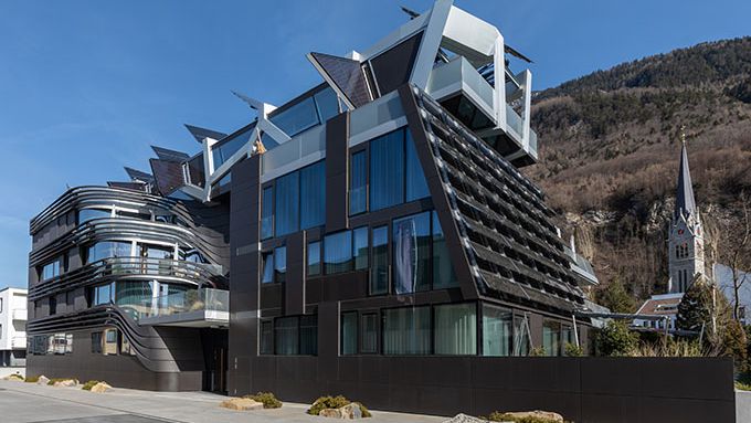 PBF Fassadentechnik GmbH conçoit des façades géométriques exigeantes comme celle du Marxer Active Energy Building. Il s'agit d'un "bâtiment ressemblant à un organisme", d'un "mélange de bateau de croisière et de station spatiale".