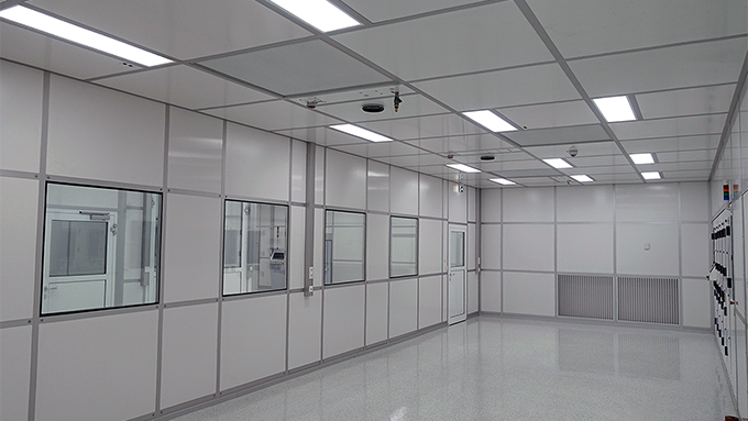 Salle blanche lumineuse, telle qu'utilisée dans les cliniques, la recherche et diverse autres industries, conçue par la société ap-systems GmbH avec le logicial de CAO du groupe ISD.